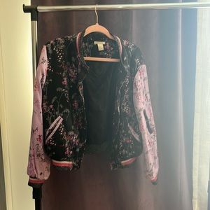 Bomber Jacket with a side arm pocket and two side pockets. Black/purple & comfy!